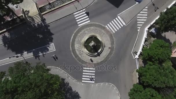 Belle fontaine dans le parc de la ville , — Video