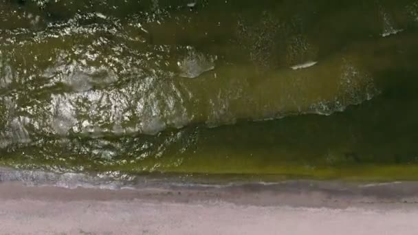 Golven zijn voorzichtig wassen de strand-zand, — Stockvideo