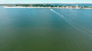 Deli gibi deniz hava görünümünü üzerinde sürüş scooter .