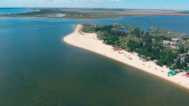 Вид с воздуха над удивительным песчаным пляжем — стоковое видео