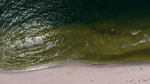 Golven zijn voorzichtig wassen de strand-zand, — Stockvideo