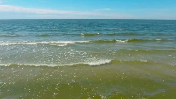 Espacio marino. mar, olas pequeñas. no hay gente y barcos . — Vídeos de Stock
