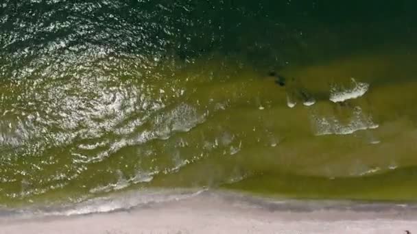 Malerische meditative Meereslandschaft mit kleinen sanften Wellen — Stockvideo