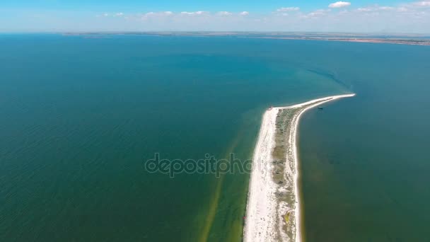 Survol de la bande de sable dans la mer 