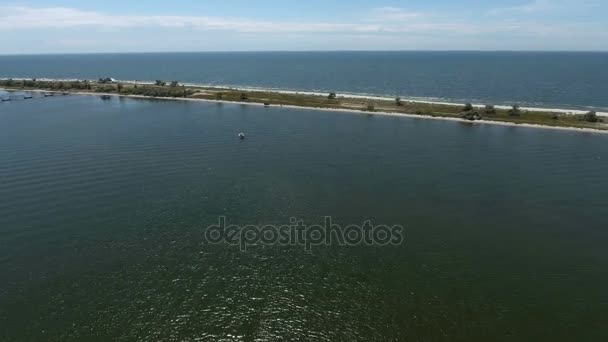 Tira de areia na vista aérea do mar — Vídeo de Stock