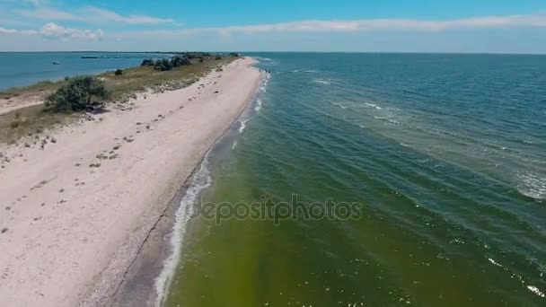 Vuelo sobre la franja de arena en el mar — Vídeos de Stock