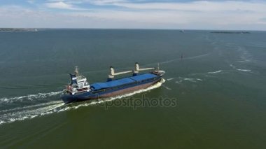 Genel kargo gemisi denizde - havadan görüntüleri