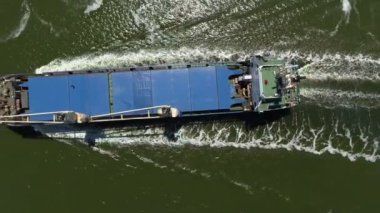 Genel kargo gemisi denizde - havadan görüntüleri