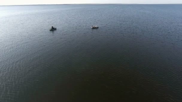 Blick auf zwei Boote auf dem Meer — Stockvideo