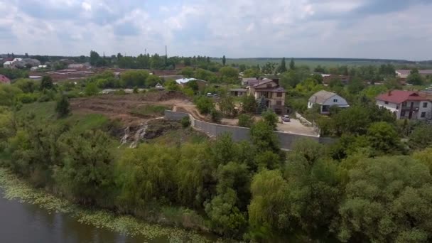 Village avec forêts, champs et rivière au lever du soleil lumière douce . . — Video