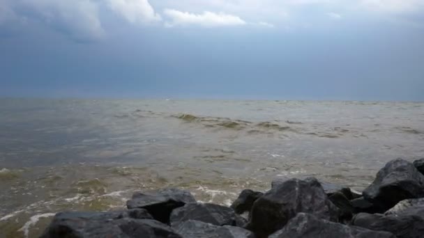 Plage journée ensoleillée vide bleu mer été ciel eau — Video