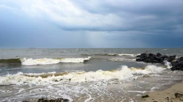 Strand zonnige dag leeg blauw zomer hemel zeewater — Stockvideo