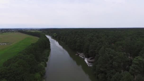 Vedere aeriană. Zburând deasupra frumosului râu Forast . — Videoclip de stoc