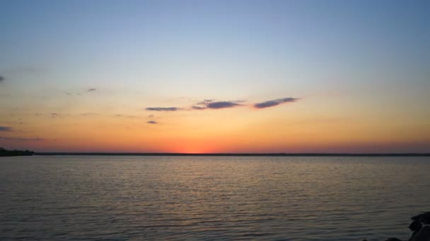 Panorama de hermosa puesta de sol en el océano — Vídeos de Stock