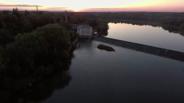 Nehri içinde belgili tanımlık geçmiş hava gerçek görünümü güzel uçuş