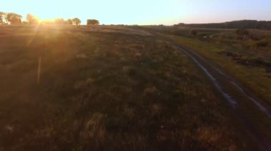 Hava uçuş alanları arasındaki yol üzerinde. Sonbahar renkleri.