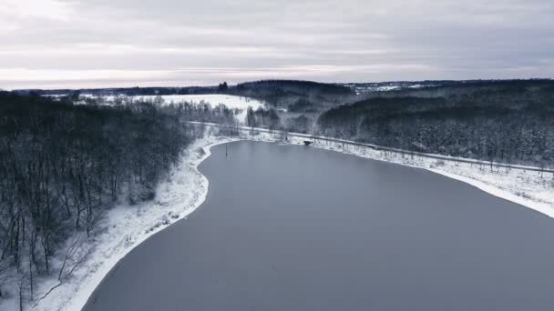 Rivier in de winter. Snowy winter. Winter schieten uit de drone. — Stockvideo