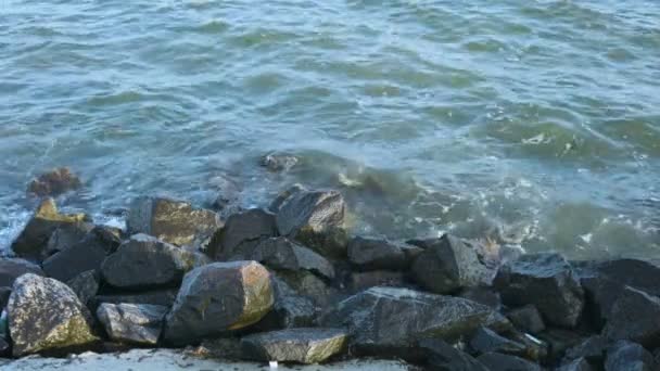 Ondas do mar sobre areia praia fundo de férias — Vídeo de Stock