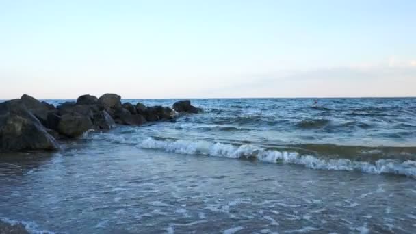Κύματα της θάλασσας, πάνω από την αμμουδιά παρασκηνίου Ενοικιαζόμενα — Αρχείο Βίντεο
