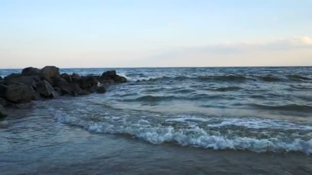 모래 해변 휴가 배경 위에 바다 파도 — 비디오