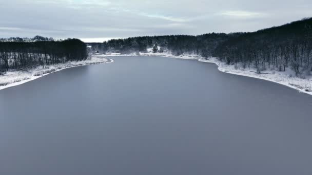 River in winter. Snowy winter. Winter shooting from the drone. — Stock Video