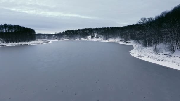 Flod i vinter. Snörik vinter. Vinter skytte från drönaren. — Stockvideo
