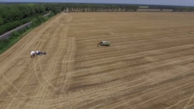 Birleştirme hasat hava görünümünü. Kolza tohumu alanının hasat.
