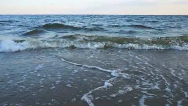 Zee golven over zand strand vakantie achtergrond — Stockvideo