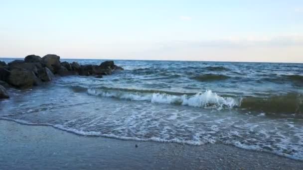 Mořské vlny přes pískový beach holiday pozadí — Stock video