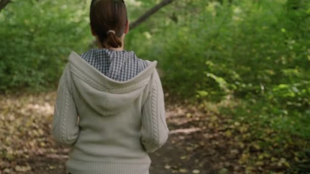 Mujer solitaria caminando sola en el bosque — Vídeo de stock