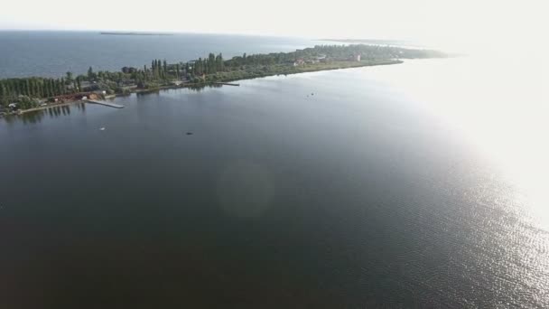 海の風景です。夏の晴れた日の海のパノラマ ビュー. — ストック動画