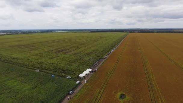 Vista aérea. Voando sobre a estrada, campo. Fotografia da câmara aérea . — Vídeo de Stock