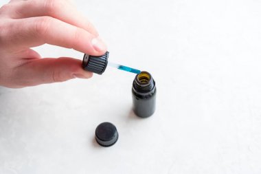 bir el tutar bir yeşil tıbbi bir sopayla mans