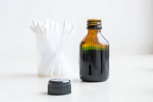 Бутылка с блестящим зеленым антисептиком — стоковое фото