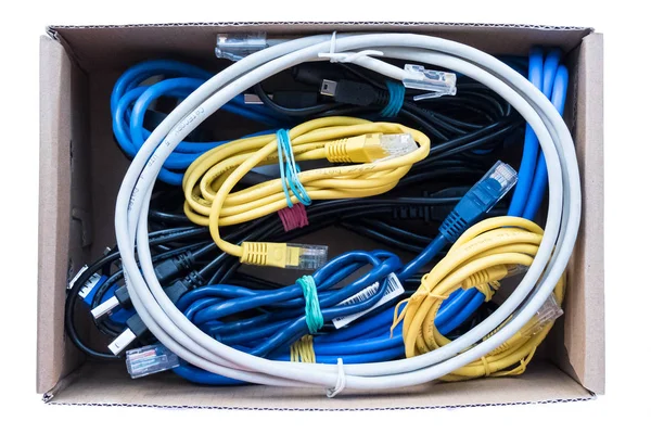 Провода, шнуры и кабели фиксируются в коробке — стоковое фото