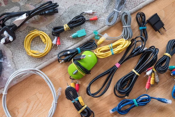 Kabely, šňůry a kabely připevněné — Stock fotografie