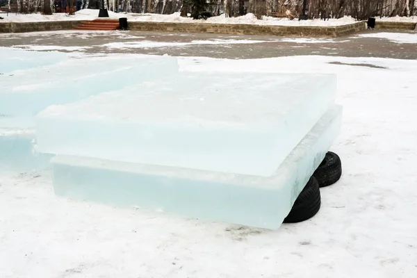 Eisblöcke liegen auf Gummireifen. Eis für den Bau einer Eisstadt — Stockfoto