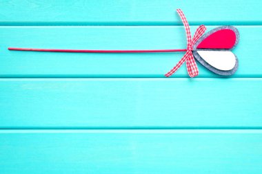 Tahta mavi bir arka planda, sopanın üzerinde bir kalp. Sevgililer Günü.