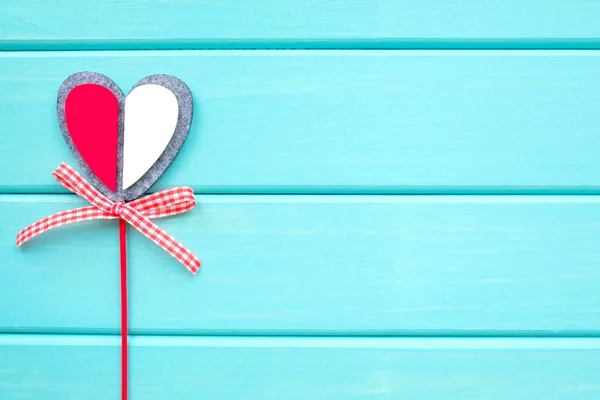 Corazón sobre fondo de madera. Día de San Valentín. Contexto . — Foto de Stock