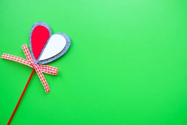 Листівка Валентина на зеленому тлі. Серце на паличці — стокове фото