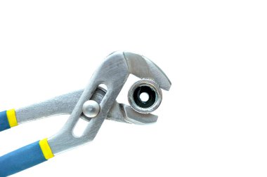 Debriyaj aletin içinde sıkıştı. Tesisatın ayrıntıları. İplik yırtılmış..