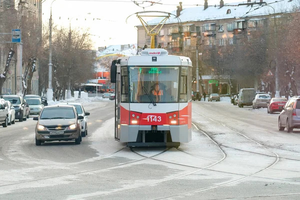 Şehirde tramvay var. Kışın sokak trafiği