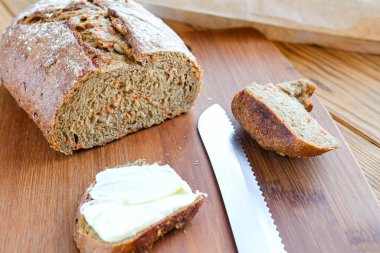 Tereyağlı sandviç, havuçlu ekmek. Sıcak fotoğraf, kenar görüş