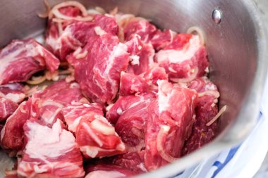 Tabakta barbekü için çiğ kırmızı et. Domuz eti soğanla dilimlenmiş.