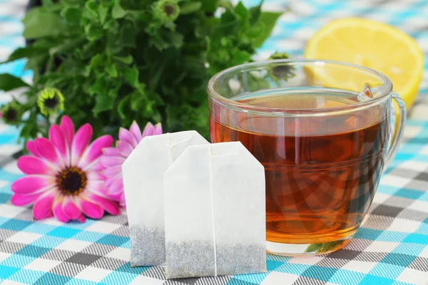 Çay, çay poşetleri ve limon — Stok fotoğraf