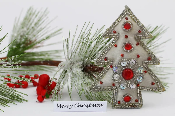 Frohe Weihnachtskarte mit Weihnachtsbaum und mit Schneeflocken bedeckter Kiefer — Stockfoto