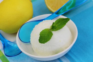 Nane yaprağı ile süslenmiş limon sorbe