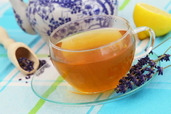Čaj a čerstvé levandule — Stock fotografie