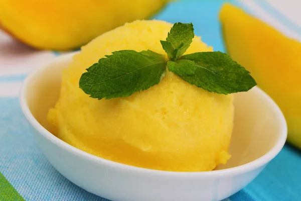 Mangosorbet garniert mit Minzblättern — Stockfoto