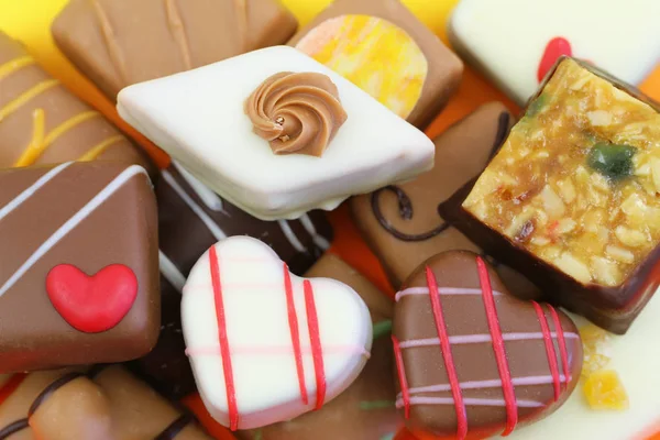 Achtergrond gemaakt van assortiment Chokoladen — Stockfoto